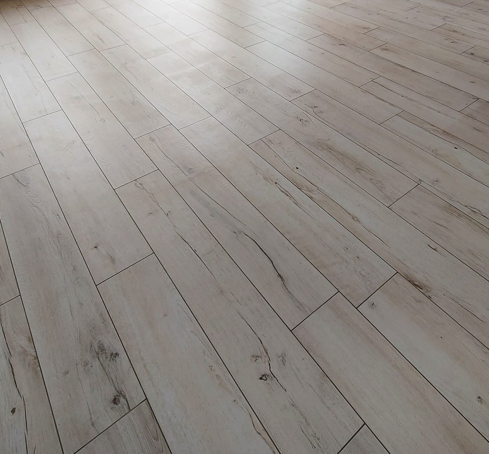 Rotiling services - Porcelain tiles wood effect